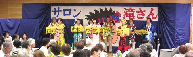 ウクレレ演奏